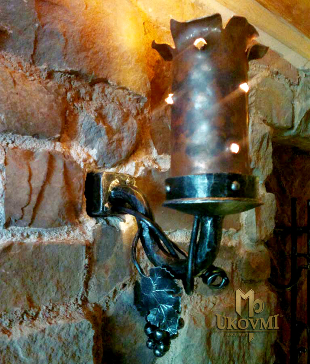 Geschmiedete Wandleuchte aus getriebenem Kupfer – historische Lampe