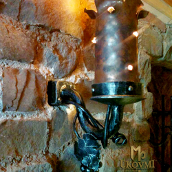 Geschmiedete Wandleuchte aus getriebenem Kupfer – historische Lampe