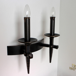 Historische Lampe mit 2 Kerzen – handgeschmiedete Leuchte für die Wandbeleuchtung von Innenräumen in historischem Stil