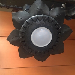 Geschmiedete Lampe Sonnenblume in Grundfarbe Schwarz ohne Patina, mit Möglichkeit von Auftragen der Gold-, Silber-, Kupfer- oder Grün-Patina