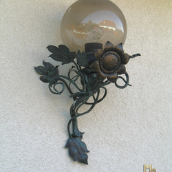 Luxusaußenlampe – Kunstvolle Leuchte, geschmiedet als Sonnenblume, für die Terrasse eines Einfamilienhauses