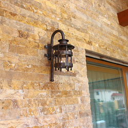 Stilvolle Leuchte mit historischem Design als Teil der Außenbeleuchtung eines Einfamilienhauses – Wandleuchte auf der Terrasse