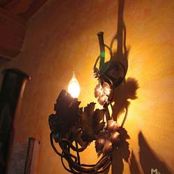 Geschmiedete Seitenbeleuchtung mit dem Naturmotiv einer Weinrebe aus dem Kunst- und Design-Atelier UKOVMI