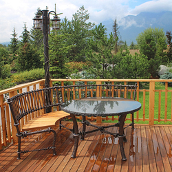 Schmiedeeiserne Standleuchte und Sitzgarnitur von UKOVMI fr die Terrasse einer Htte in der Tatra