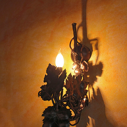 Künstlerisches Design einer im Atelier für Schmiedekunst UKOVMI geschmiedeten Wandlampe
