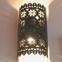 Ansicht eines eingeschalteten Lampenschirms, geeignet für innen und außen.
