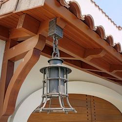 Luxuriöse Hängeleuchte am Eingang eines Einfamilienhauses – in Form einer Glocke handgeschmiedete Außenleuchte