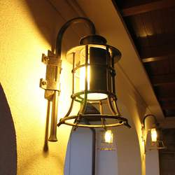 Nachtansicht einer eingeschalteten Lampe KLASSIK GLOCKE – Seitenbeleuchtung von Haus und Terrasse