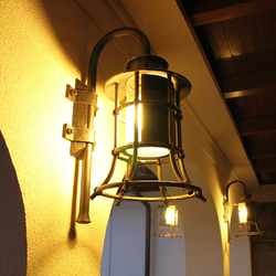 Nachtansicht einer eingeschalteten Lampe KLASSIK GLOCKE  Seitenbeleuchtung von Haus und Terrasse