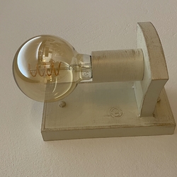 Stillvolle Lampe im rustikalen Design – Wandleuchte in Weiß mit Goldpatina