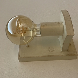 Stillvolle Lampe im rustikalen Design  Wandleuchte in Wei mit Goldpatina