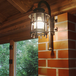 Beleuchtung eines geschlossenen Sommerpavillons im Vintage-Stil mit Wandlampen KLASSIK
