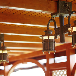 Handgeschmiedete Leuchten KLASSIK mit vom Kunden gewünschter Kupferpatina – exklusive Beleuchtung eines Sommerpavillons