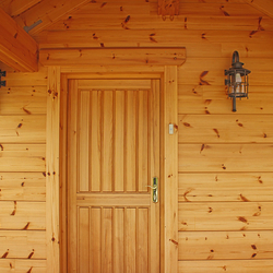 Eingangsbeleuchtung einer Hütte in der Tatra durch Wandleuchten KLASSIK – luxuriöse Leuchten