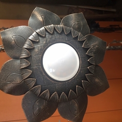 Luxuriöse Leuchte mit Naturmotiv Sonnenblume – handgeschmiedete Stehlampe in Kupfer-Patina