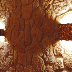Beleuchtung eines Weinkellers mit Wandlampen aus getriebenem Kupfer in historischem Stil - Innenleuchten