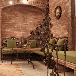 Weinkeller, ausgestattet mit exklusiven Möbeln, Leuchten und schmiedeeisernen Accessoires aus dem Atelier für Design und Kunst UKOVMI