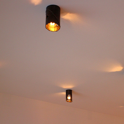 Design-Leuchten von Hand geschmiedet im Atelier für Kunst und Design UKOVMI – das Bild zeigt eine Lampe mit kupferner Patina