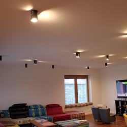 Ansicht der Deckenleuchten als Beleuchtung des Wohnzimmers in einem Einfamilienhaus – originelle Leuchten mit Qualitätsgarantie